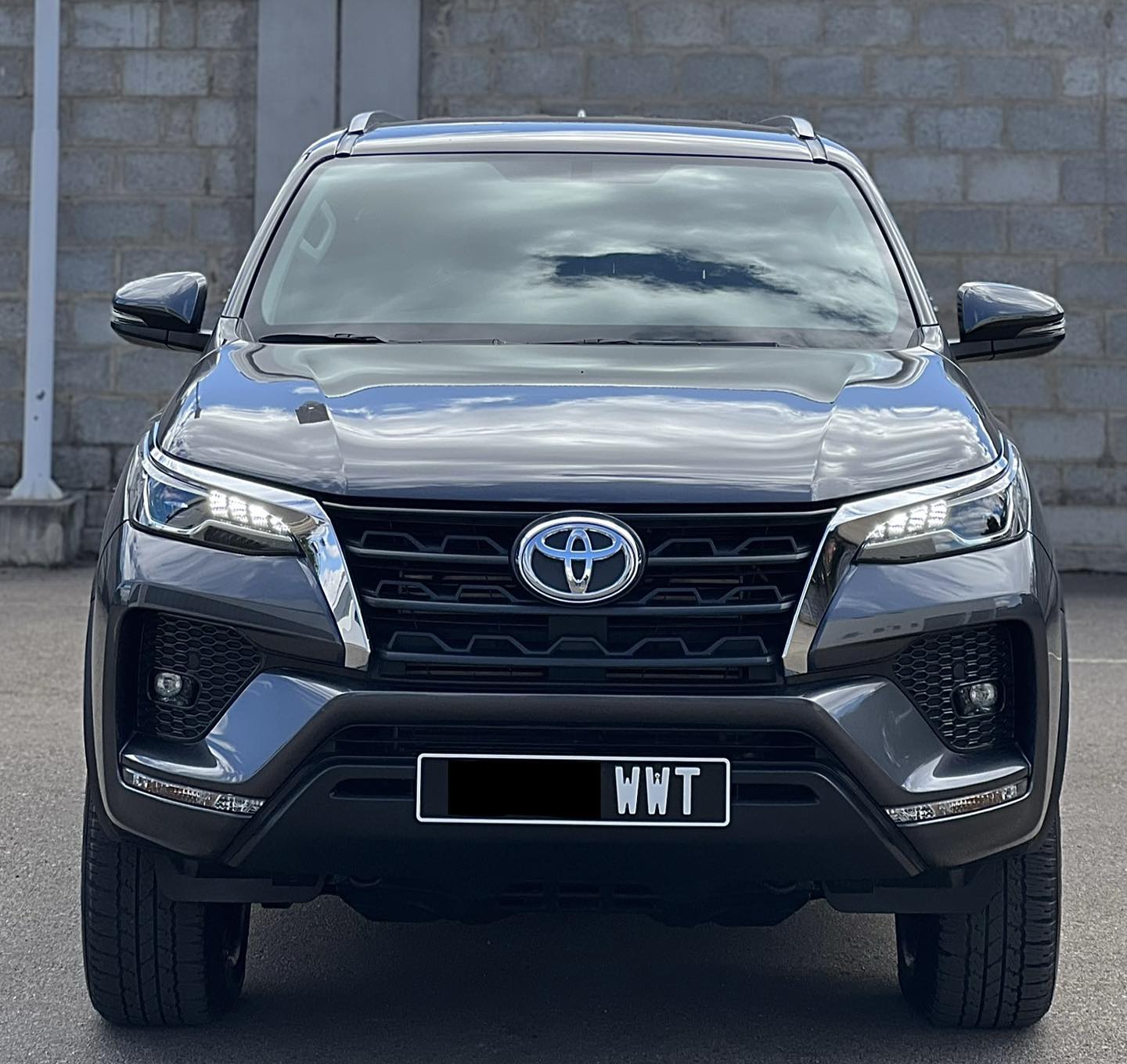 Toyota Fortuner side view