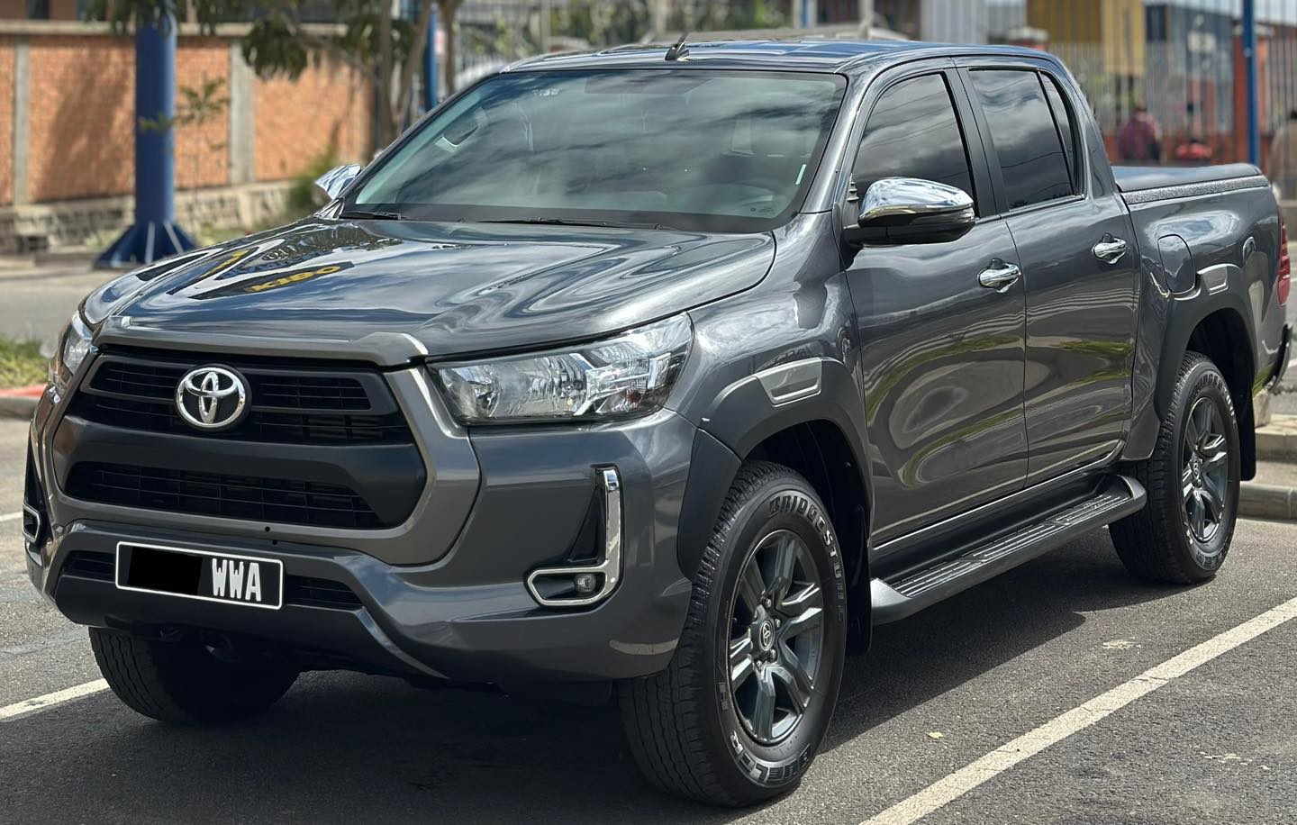 Toyota Hilux side view